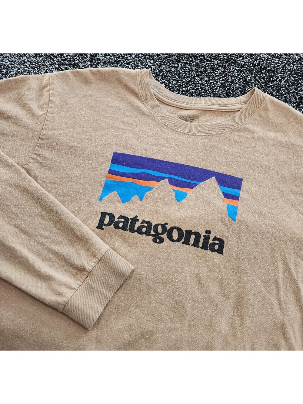 Patagonia Mens P-6 Logo Responsibili-Tee Long Sleeve Shirt Khaki Tan Size XL